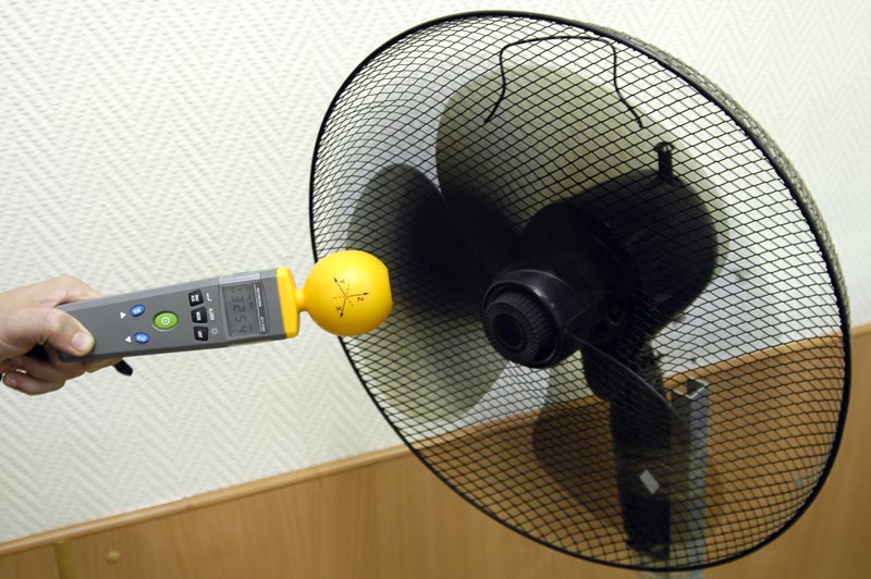 Измеритель уровня электромагнитного фона АТТ-2592 - Измерение напряженности электрического поля включенного вентилятора. Максимальное значение составляет 325,4 мВ/м